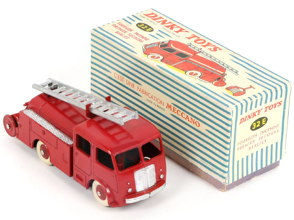 Lot 307 - DINKY TOYS (FRANCE) (1)