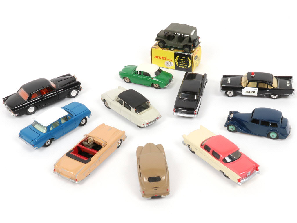 Lot 293 - DINKY TOYS (11)