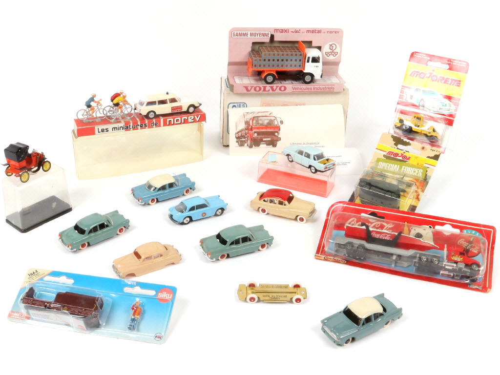 Lot 70 - DIVERS (15)