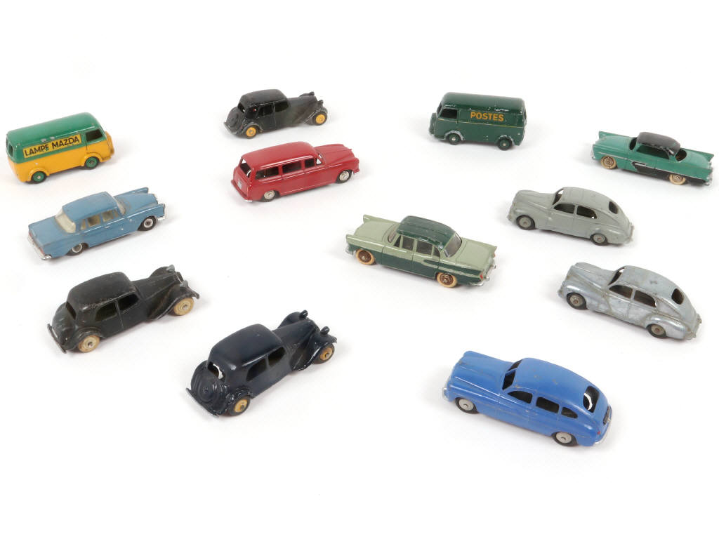 Lot 319 - DINKY TOYS (FRANCE) (12)