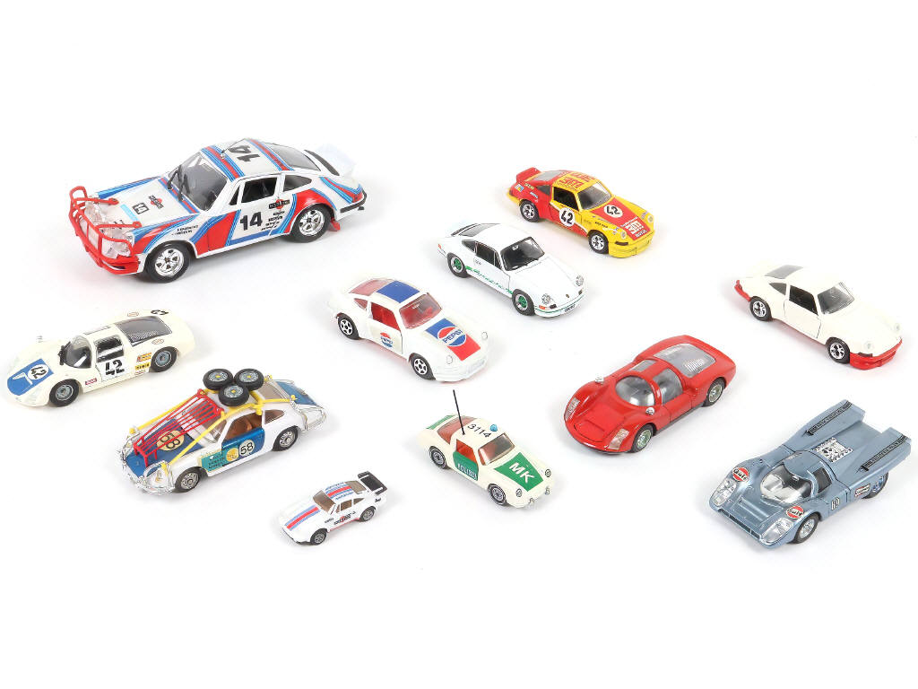 Lot 69 - DIVERS (11)