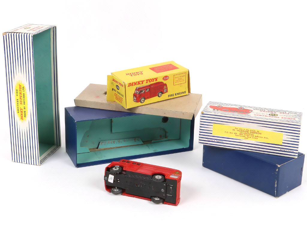 Lot 274 - DINKY TOYS (GB) (3)