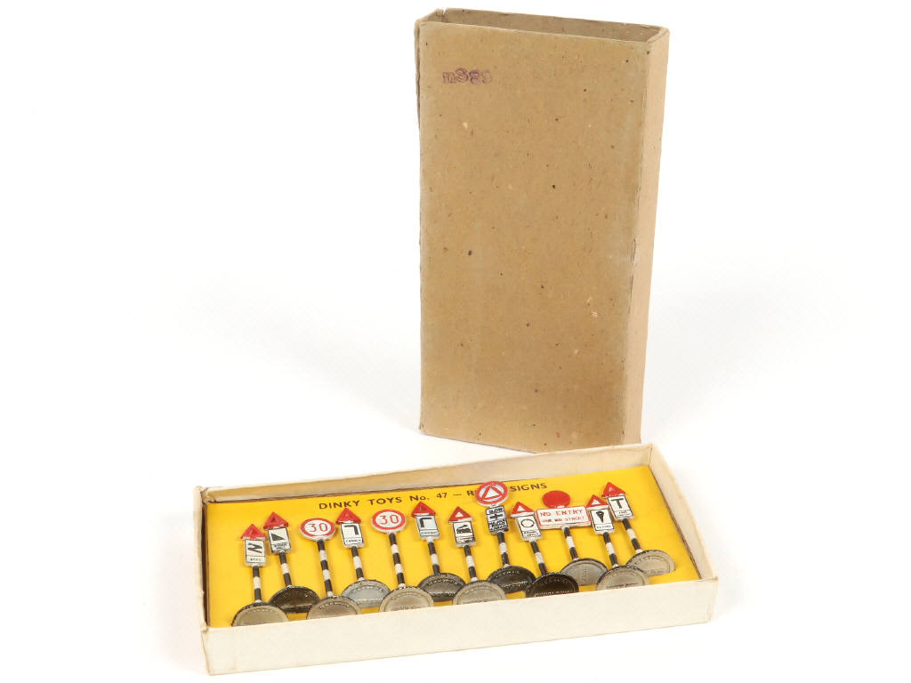 Lot 251 - DINKY TOYS (GB) (1)