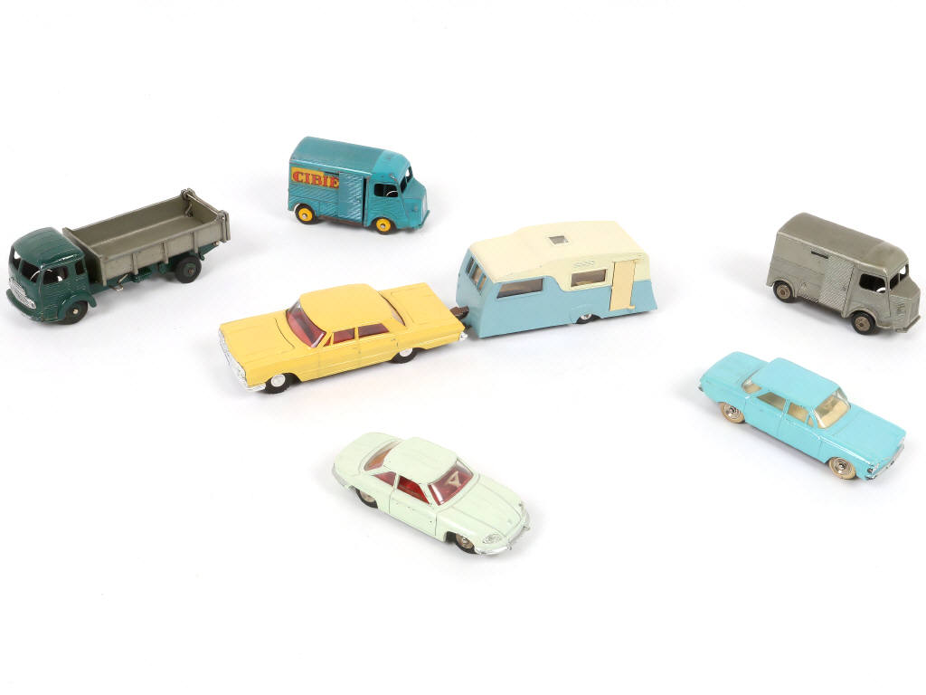 Lot 286 - DINKY TOYS (7)