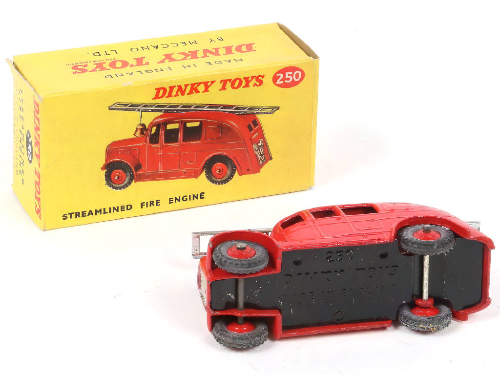 Lot 244 - DINKY TOYS (GB) (1)