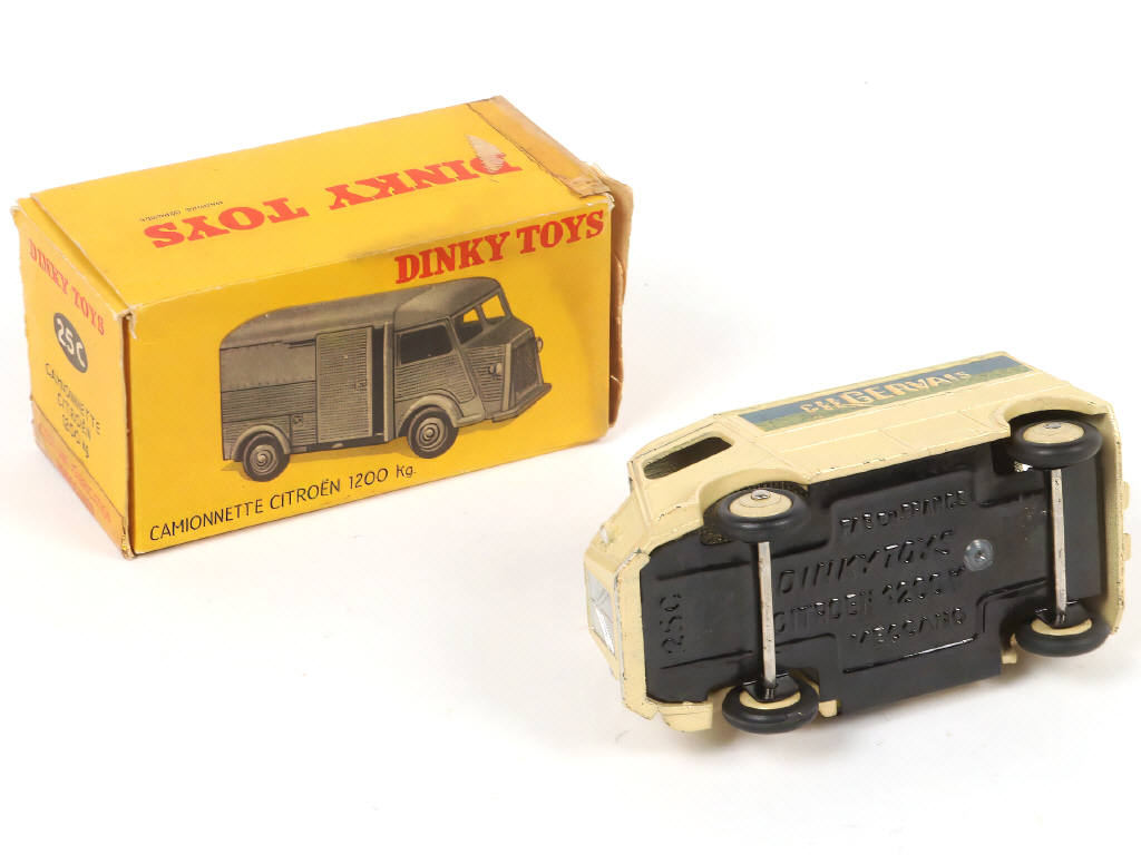 Lot 213 - DINKY TOYS (FRANCE) (1)