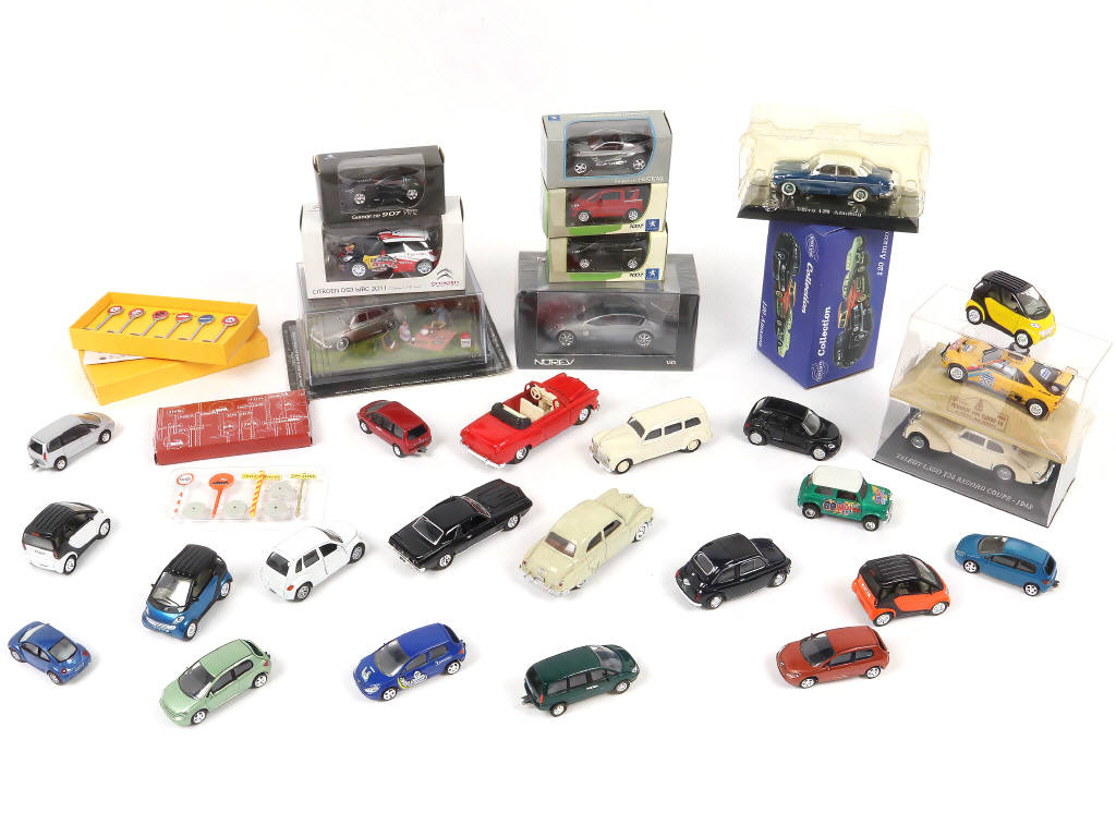 Lot 121 - DIVERS (32)