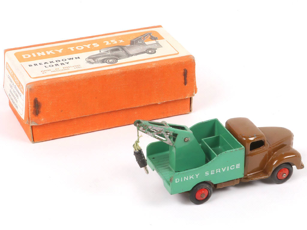 Lot 248 - DINKY TOYS (GB) (1)
