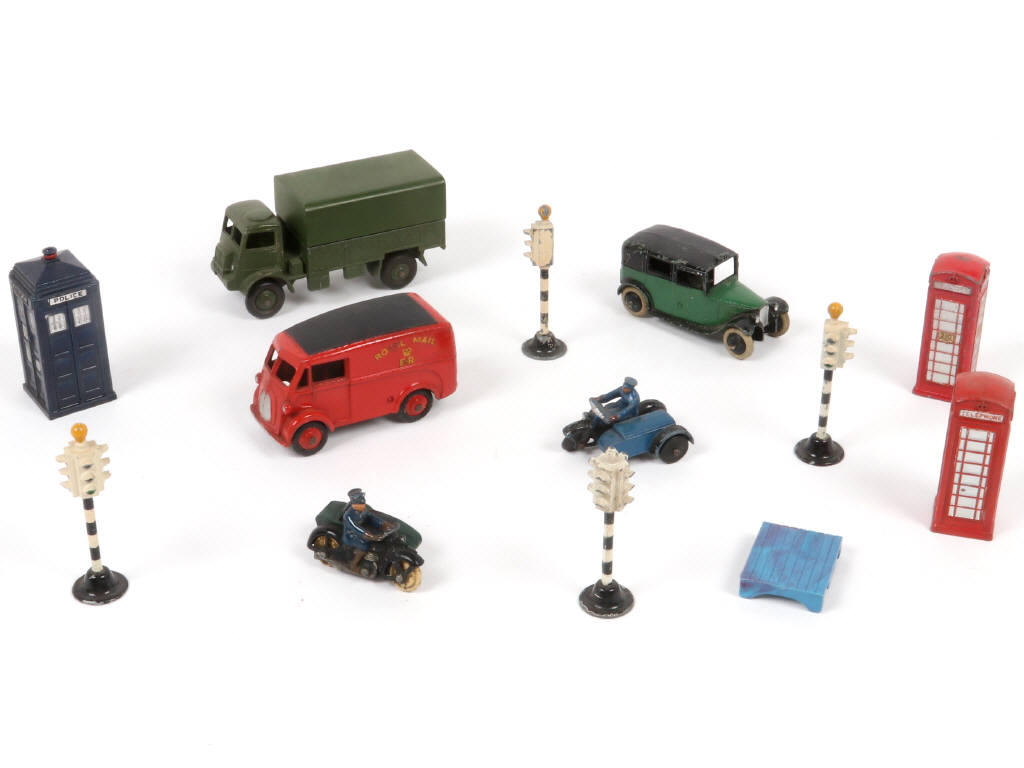 Lot 284 - DINKY TOYS (GB) (13)