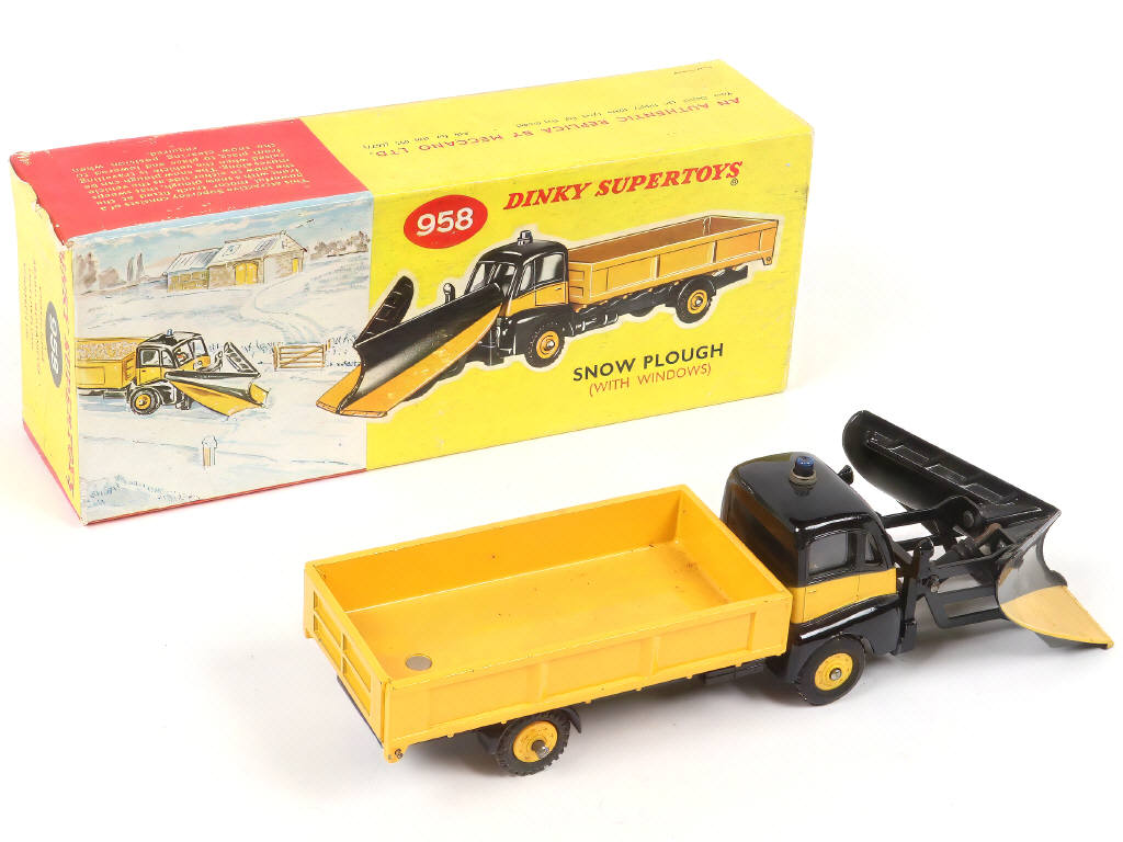 Lot 266 - DINKY TOYS (GB) (1)