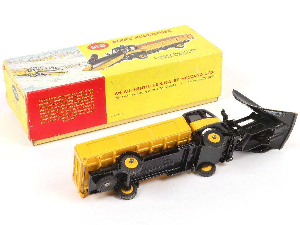 Lot 266 - DINKY TOYS (GB) (1)