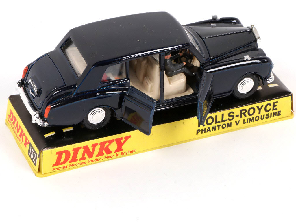 Lot 259 - DINKY TOYS (GB) (3)
