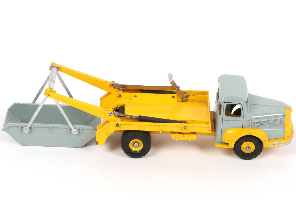 Lot 282 - DINKY TOYS (FRANCE) (1)