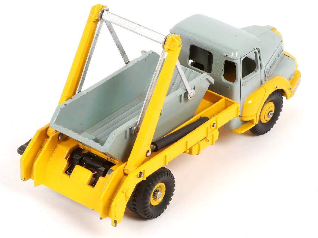 Lot 282 - DINKY TOYS (FRANCE) (1)