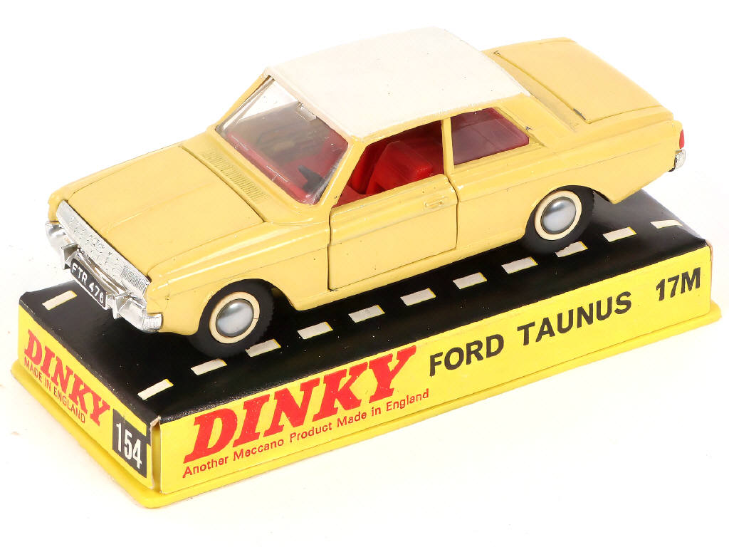 Lot 257 - DINKY TOYS (GB) (3)