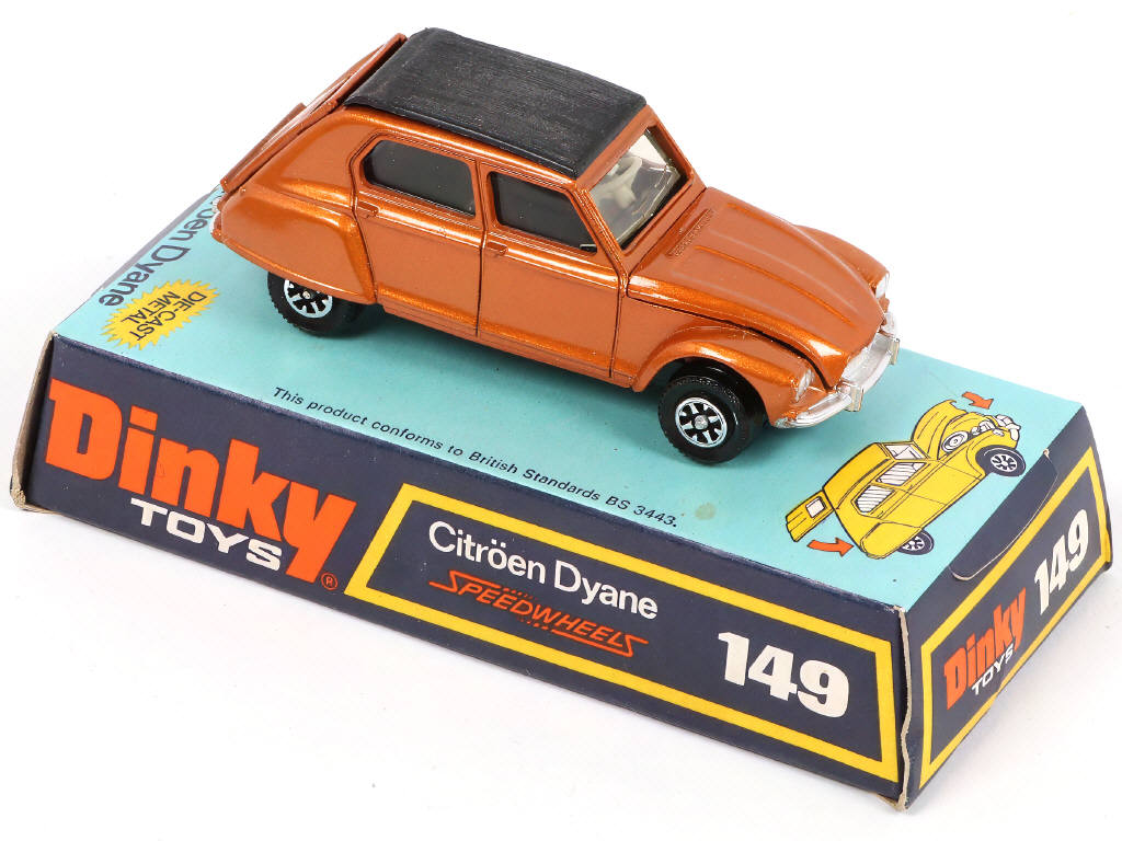 Lot 253 - DINKY TOYS (GB) (3)