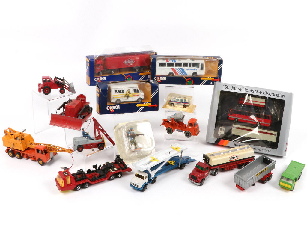 Lot 55 - DIVERS (16)