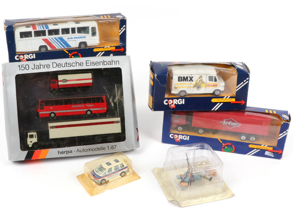 Lot 55 - DIVERS (16)