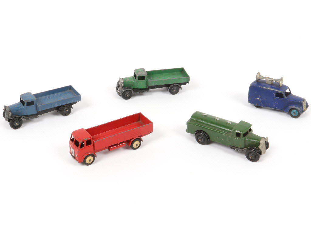 Lot 265 - DINKY TOYS (GB) (5)