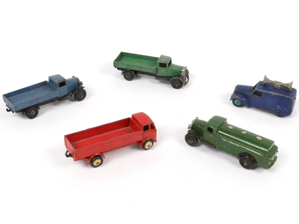 Lot 265 - DINKY TOYS (GB) (5)