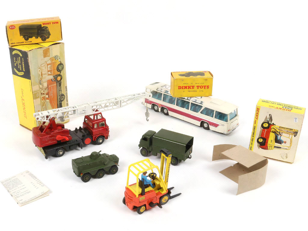 Lot 263 - DINKY TOYS (GB) (5)