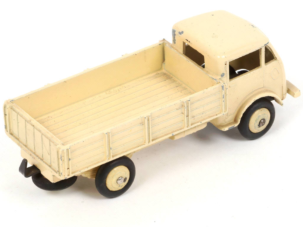 Lot 262 - DINKY TOYS (FRANCE) (1)