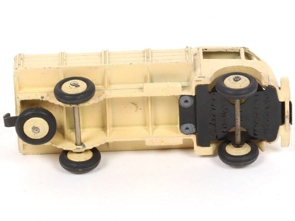 Lot 262 - DINKY TOYS (FRANCE) (1)