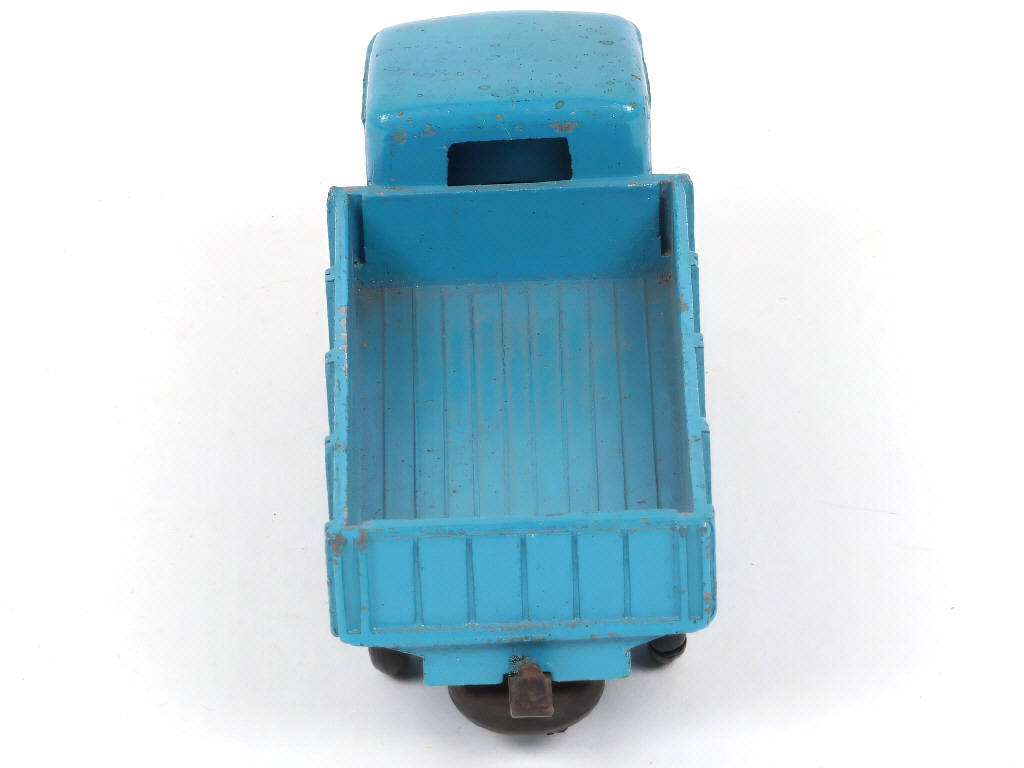 Lot 261 - DINKY TOYS (FRANCE) (1)