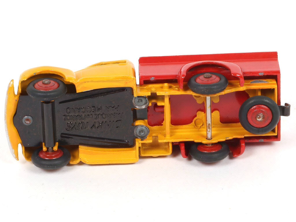 Lot 266 - DINKY TOYS (FRANCE) (1)