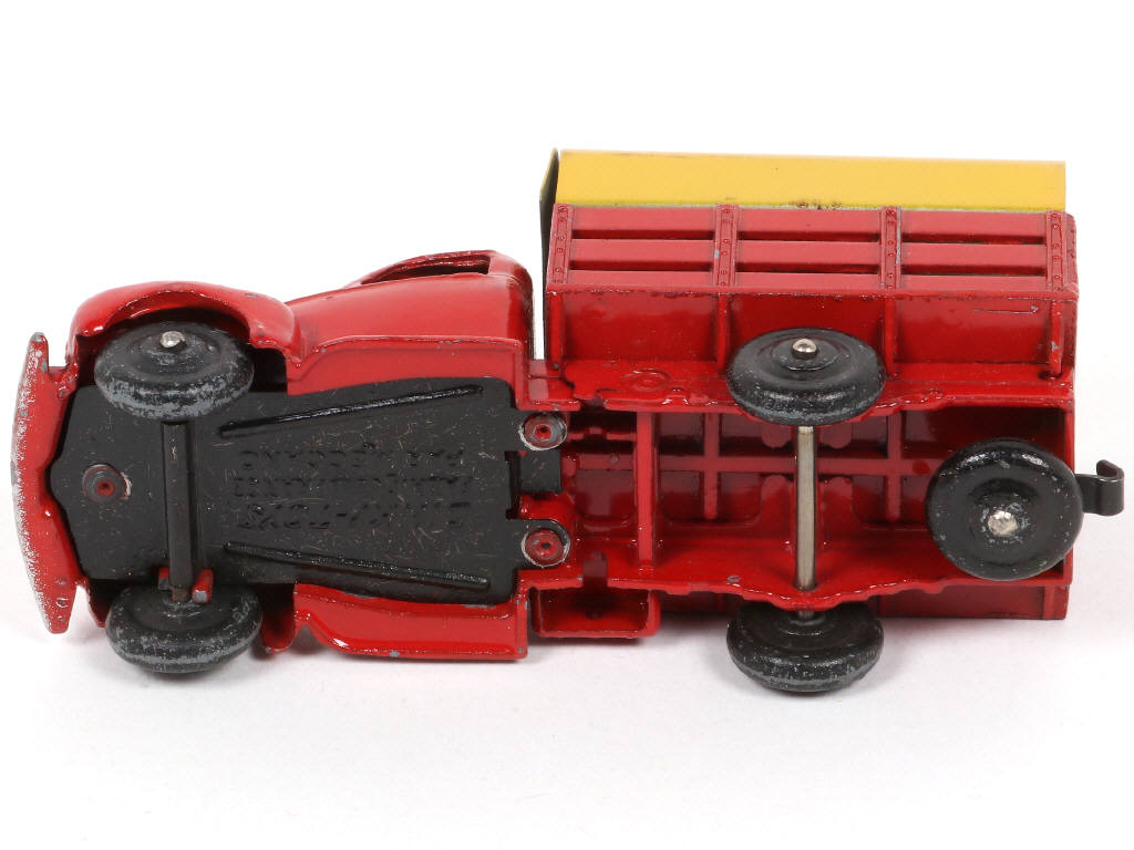 Lot 265 - DINKY TOYS (FRANCE) (1)