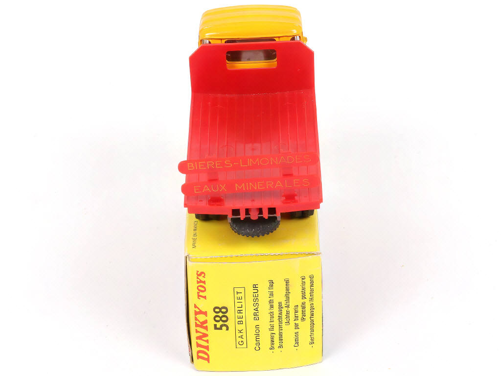 Lot 339 - DINKY TOYS (FRANCE) (1)