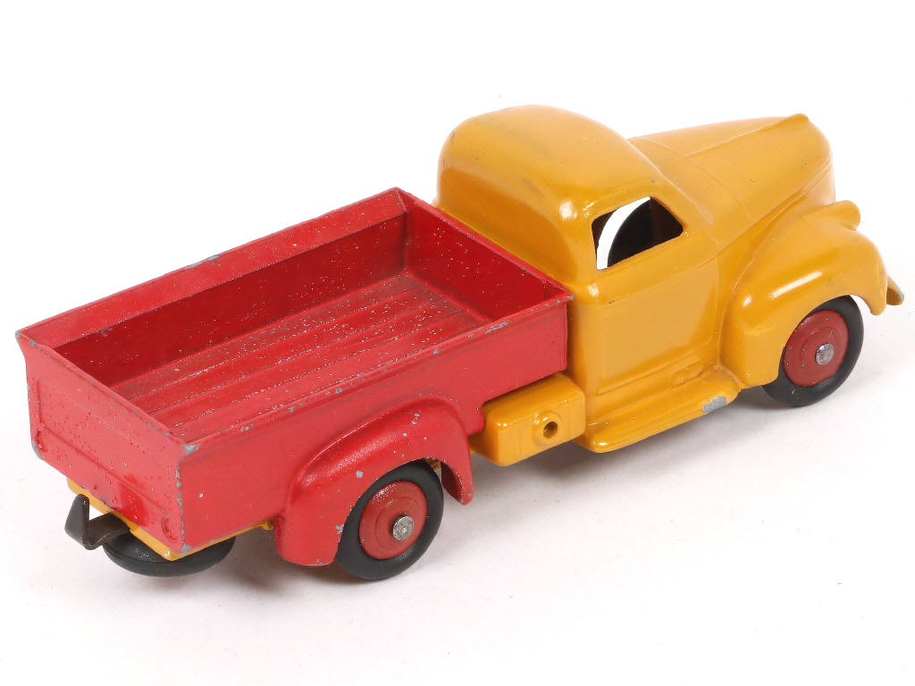 Lot 267 - DINKY TOYS (FRANCE) (1)