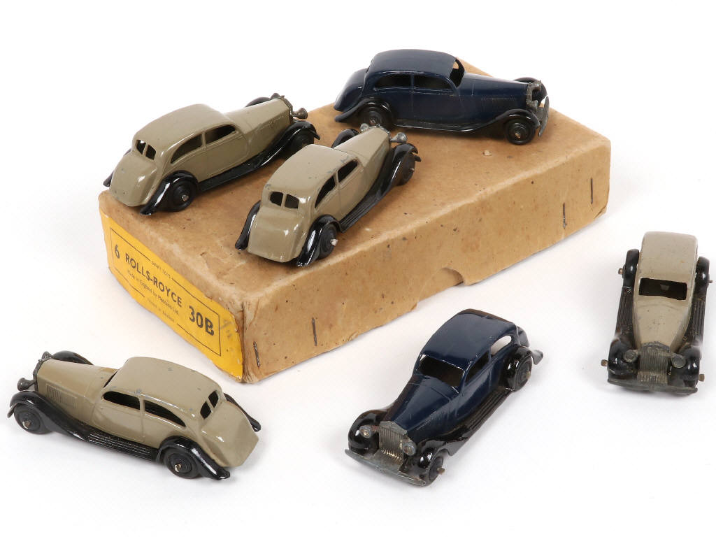 Lot 220 - DINKY TOYS (GB) (1)