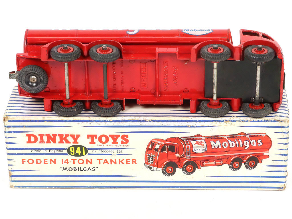 Lot 249 - DINKY TOYS (GB) (1)