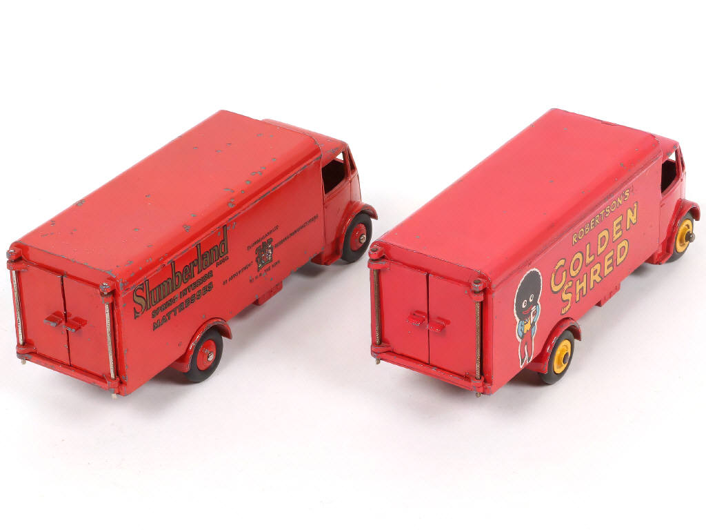 Lot 252 - DINKY TOYS (GB) (2)