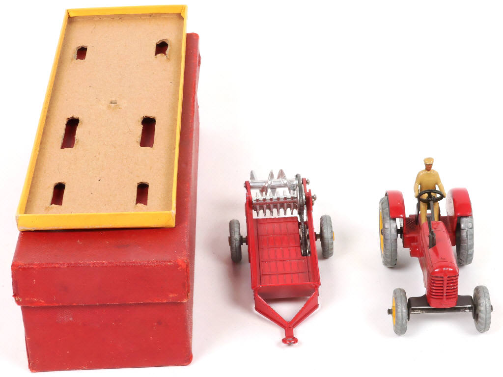 Lot 346 - DINKY TOYS (FRANCE) (1)