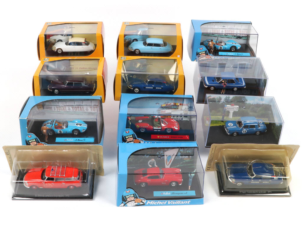 Lot 42 - DIVERS (12)