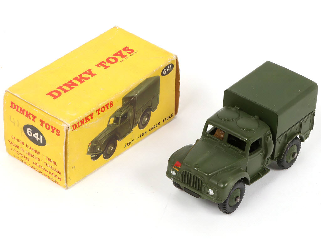 Lot 257 - DINKY TOYS (5)