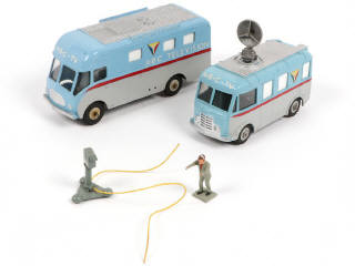 Lot 326 - DINKY TOYS (GB) (2)