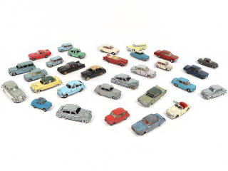 Lot 270 - DINKY TOYS (30)