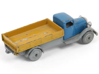 Lot 237 - DINKY TOYS (FRANCE) (1)