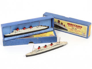 Lot 236 - DINKY TOYS (GB) (2)