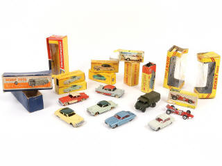 Lot 205 - DINKY TOYS (13)