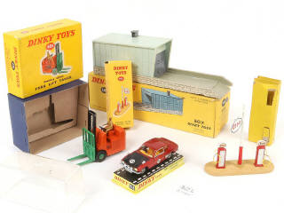 Lot 204 - DINKY TOYS (4)