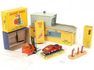 Lot 204 - DINKY TOYS (4)