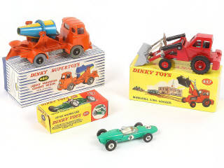 Lot 239 - DINKY TOYS (GB) (3)