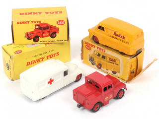 Lot 208 - DINKY TOYS (GB) (3)
