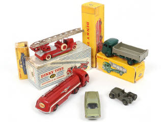 Lot 257 - DINKY TOYS (FRANCE) (5)