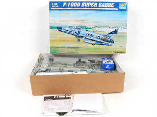 Lot 31 - TRUMPETER (CHINE) (2)