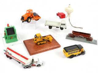 Lot 332 - DIVERS (9)